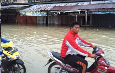Saluran Air Tersumbat Sebabkan Banjir Genangi Sejumlah Rumah di Pasar Sorek, Pelalawan